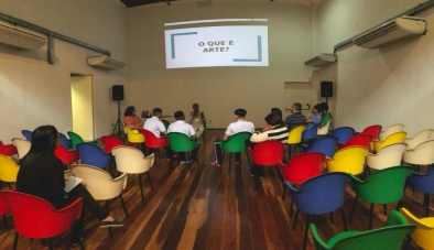 Jovens participam de atividade de reflexão no Centro Cultural Belchior