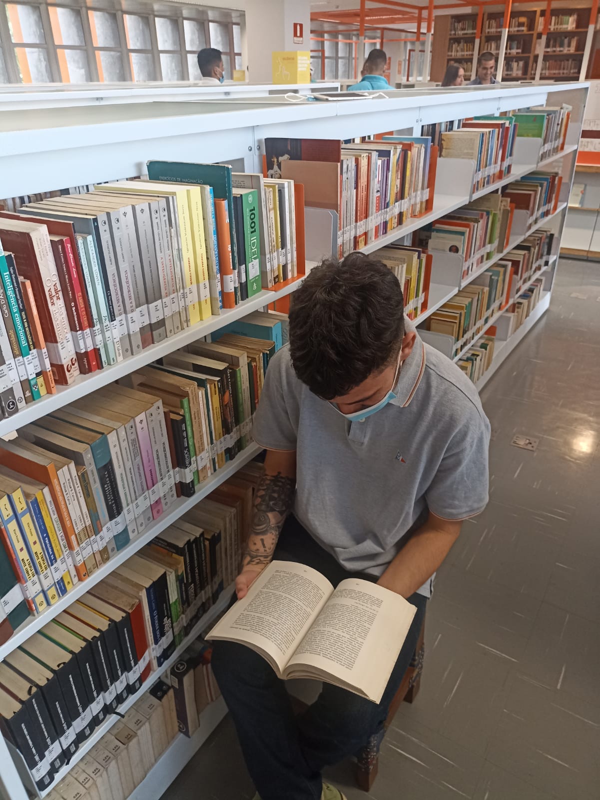 Jovens e familiares visitam Biblioteca Estadual do Ceará