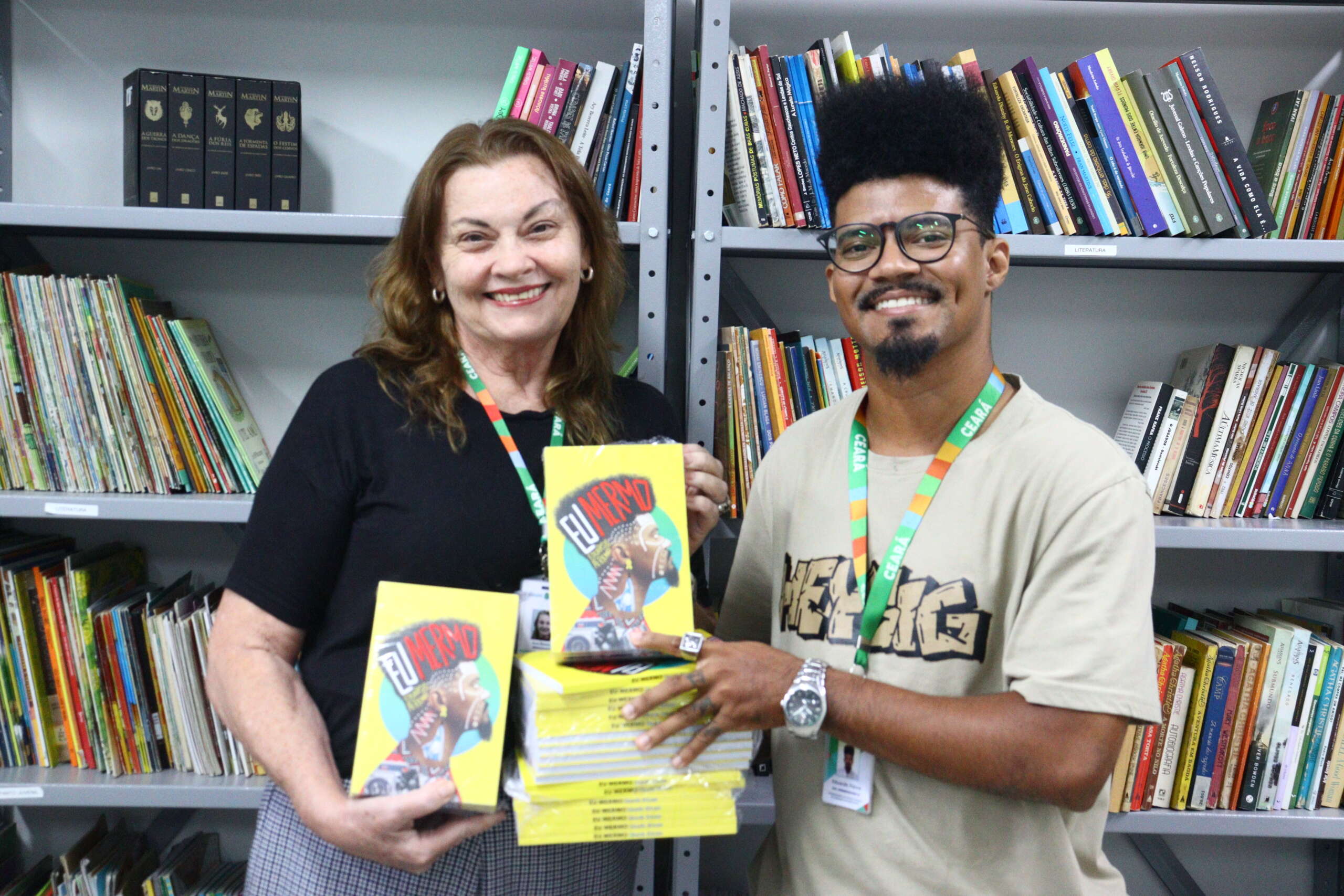 Escritor Eduardo Africano faz doação de 38 livros para bibliotecas dos centros socioeducativos