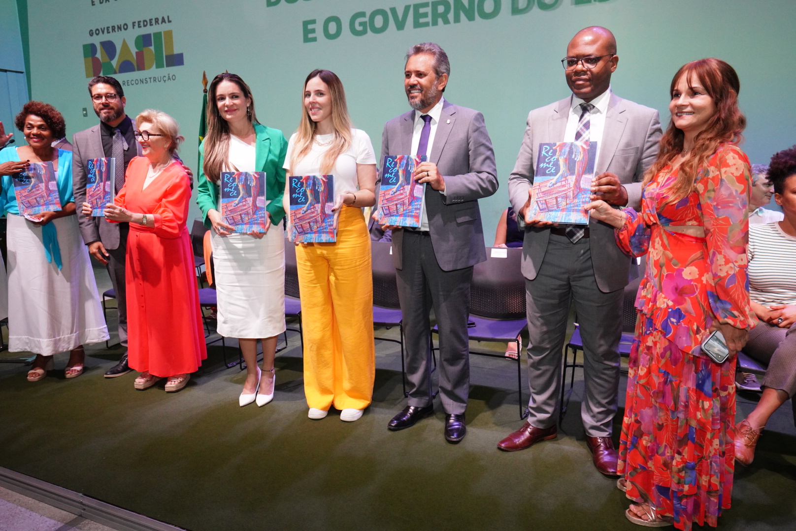 Livro Recomece apresenta protagonismo dos jovens em redações e oficinas de arte