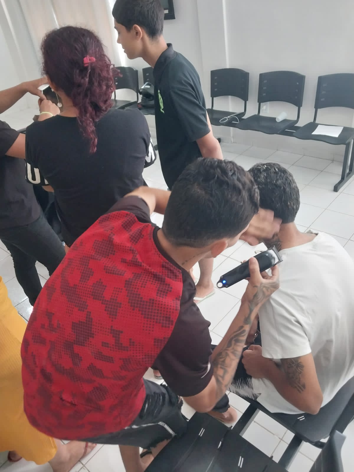 Adolescentes do Centro de Semiliberdade de Crateús concluem curso de barbearia