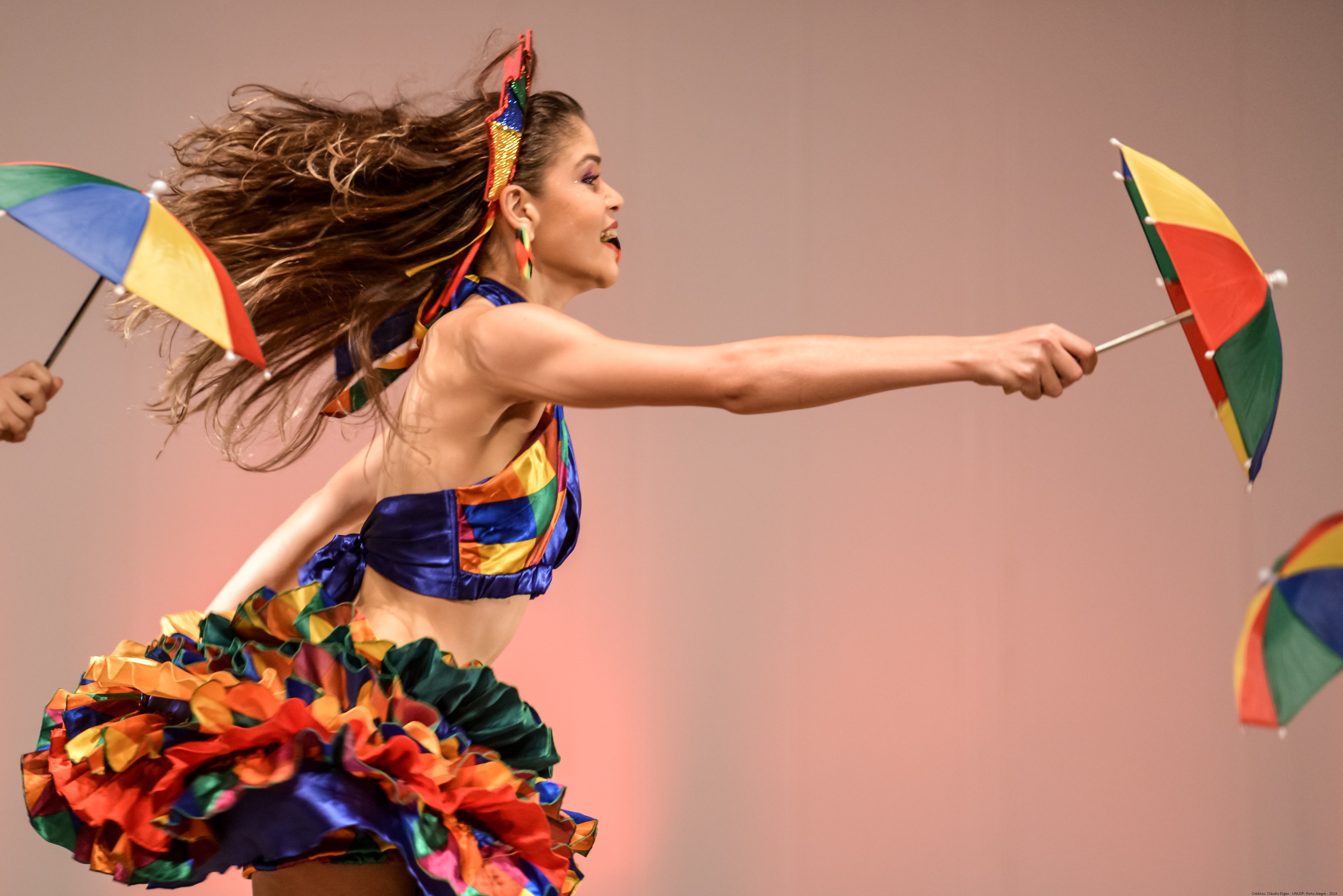 Teatro Carlos Câmara recebe nesta quarta-feira, 9/9, às 19h, o espetáculo “Entre Penas e Contas, do  Oré Anacã – Grupo de Dança Popular da UFC. Gratuito