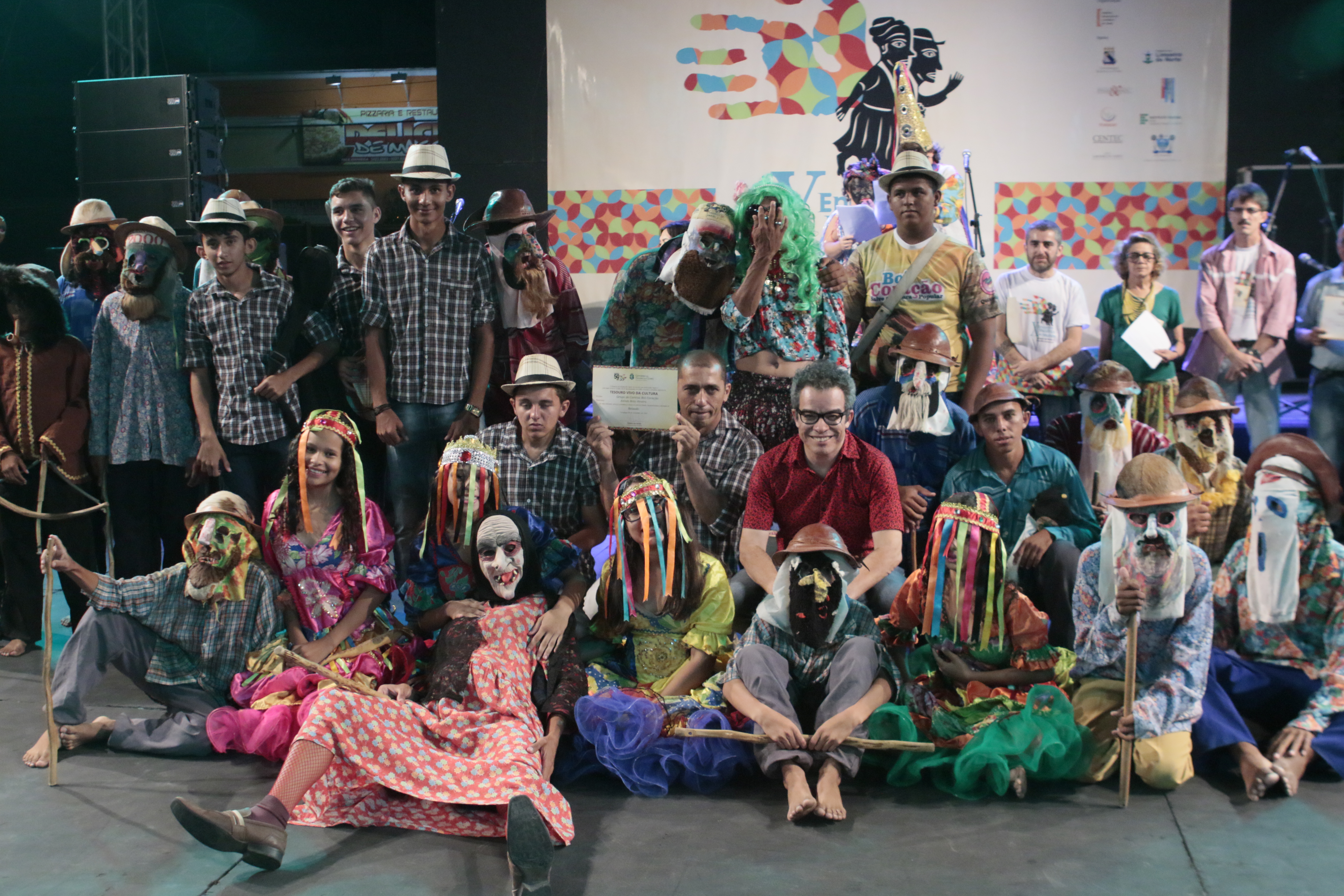 Em grande roda com dezenas de mestres e muita emoção, novos mestres da cultura foram diplomados nesta quinta-feira, na abertura do X Encontro Mestres do Mundo