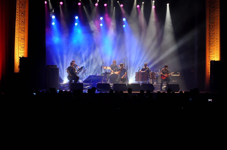 Público lota o São Luiz e acompanha Los Sebosos Postizos, neste domingo (27/11) dançando e cantando em grande animação