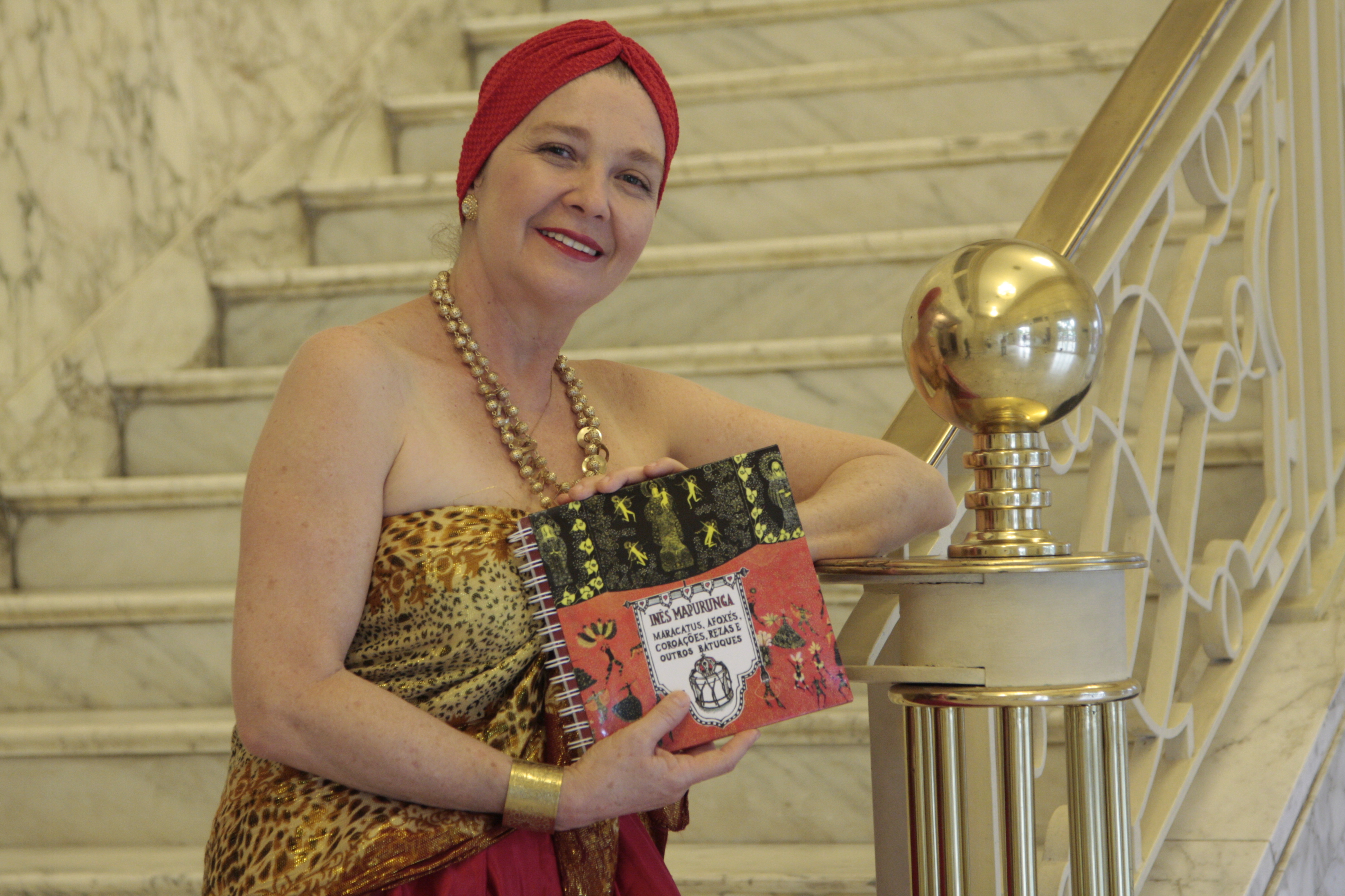 Inês Mapurunga lança o livro “Maracatus, Afoxés, Corações, Rezas e Outros Batuques”, em espetáculo no Cineteatro São Luiz, neste domingo, 15/1