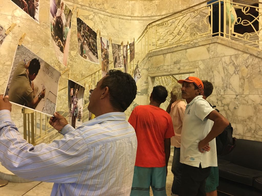 Pessoas em situação de rua participaram na noite desta terça de exposição fotográfica no Cineteatro São Luiz