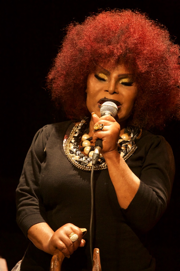 Elza Soares apresenta show “Elza Canta e Chora Lupi”, eleito “Melhor Álbum do Ano” em 2017, no dia 3 de setembro no Cineteatro São Luiz