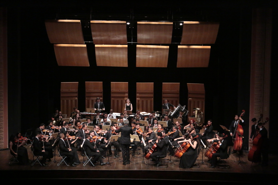 60 anos do São Luiz: público lota o Cineteatro para aplaudir a Orquestra da UECE