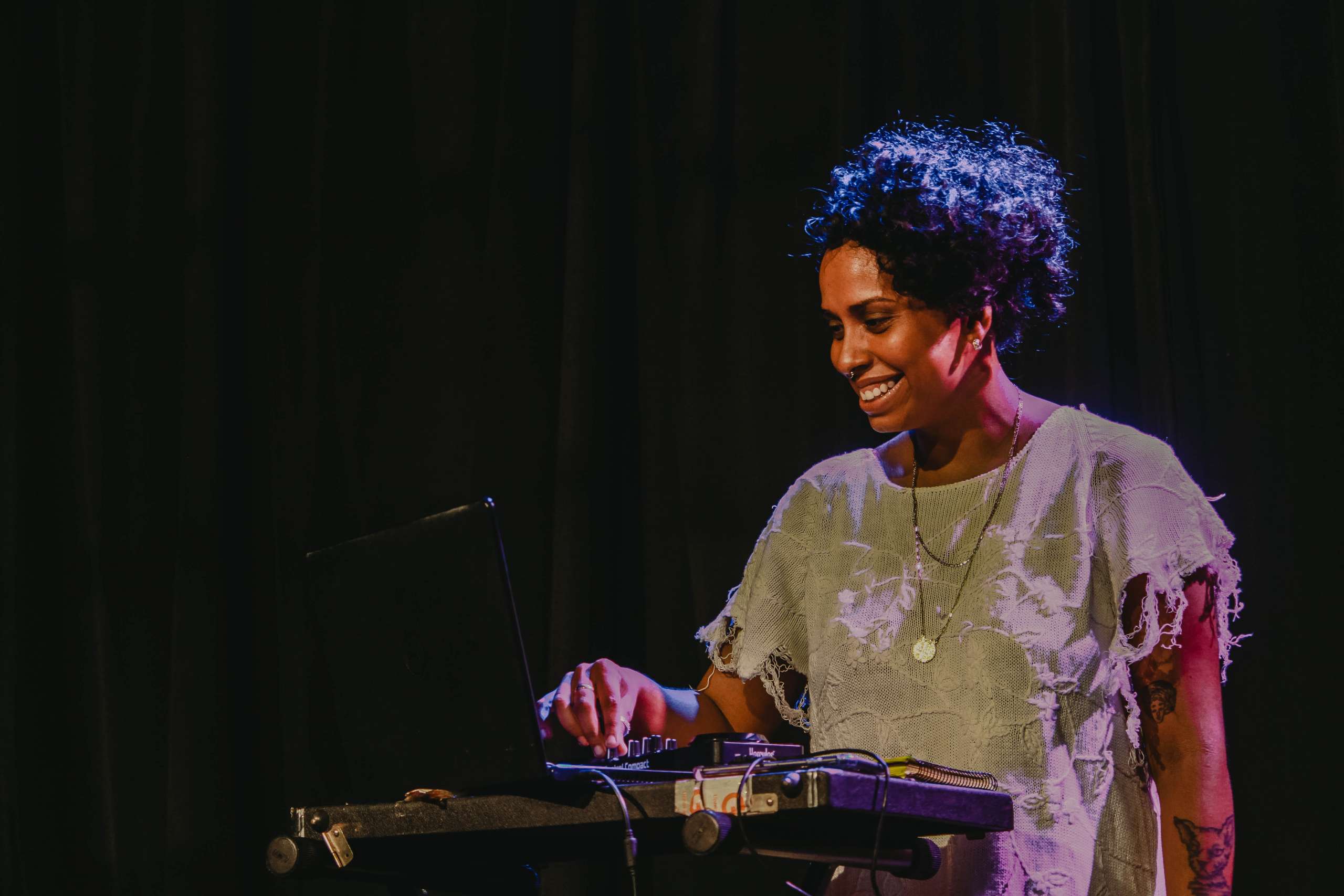 Últimos episódios do Conversa Sem Roteiro, espetáculos teatrais e apresentações musicais integram a programação de junho do Porto Dragão