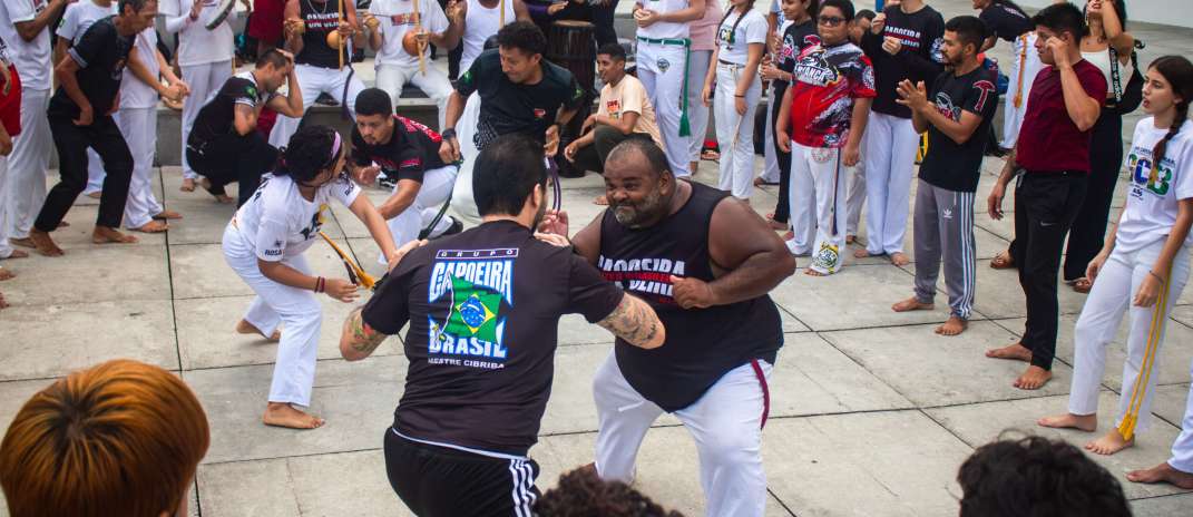 MIS CE realiza oficina “Fortaleza em colagem”, sessão de yoga acessível e comemora três anos da roda de capoeira “Vem vadiar no Museu” 