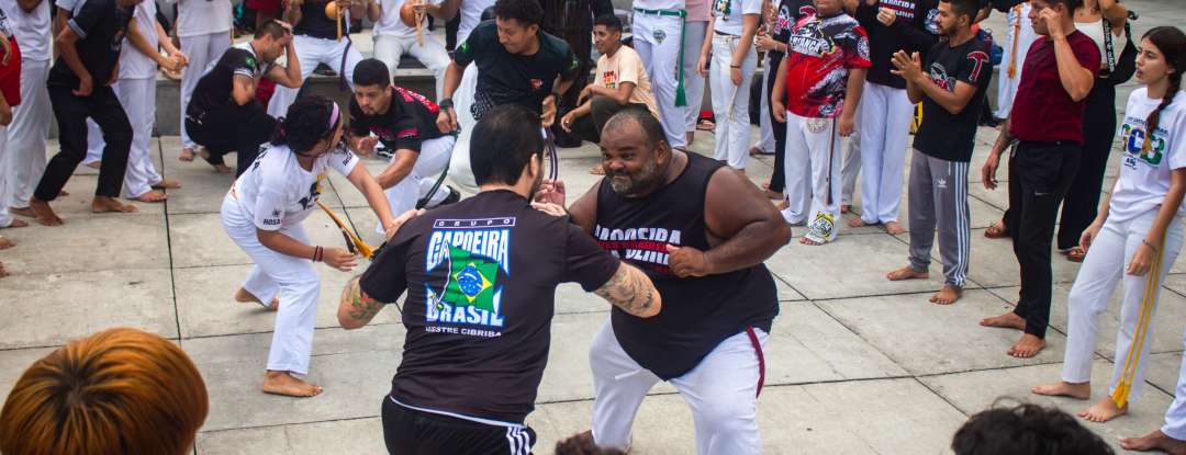 MIS CE realiza oficina “Fortaleza em colagem”, sessão de yoga acessível e comemora três anos da roda de capoeira “Vem vadiar no Museu” 