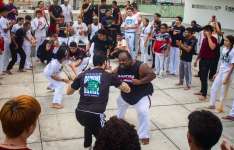 MIS CE realiza oficina “Fortaleza em colagem”, sessão de yoga acessível e comemora três anos da roda de capoeira “Vem vadiar no Museu” 