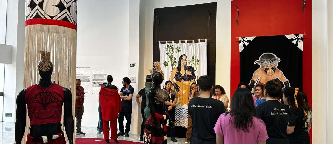 Teatro Carlos Câmara recebe visita guiada da comunidade da Sabiaguaba à exposição “TORÉM – Tear dos Encantados”