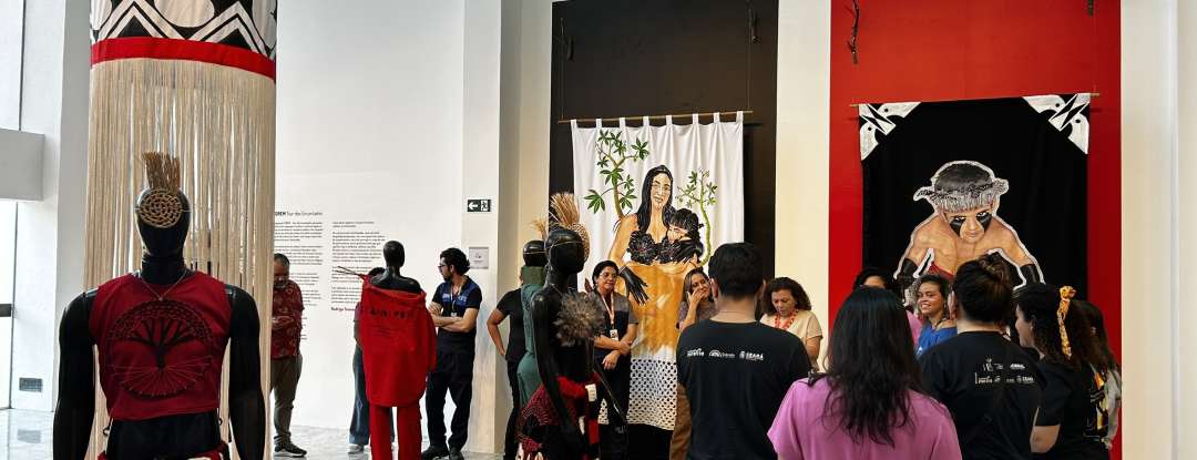 Teatro Carlos Câmara recebe visita guiada da comunidade da Sabiaguaba à exposição “TORÉM – Tear dos Encantados”