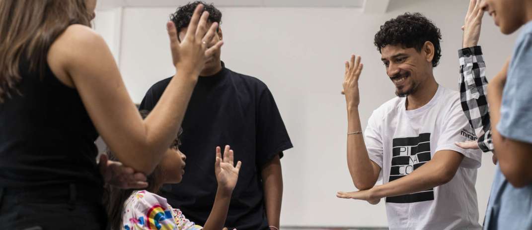 Semana na Pinacoteca do Ceará destaca debate sobre curadoria e visita temática em Libras