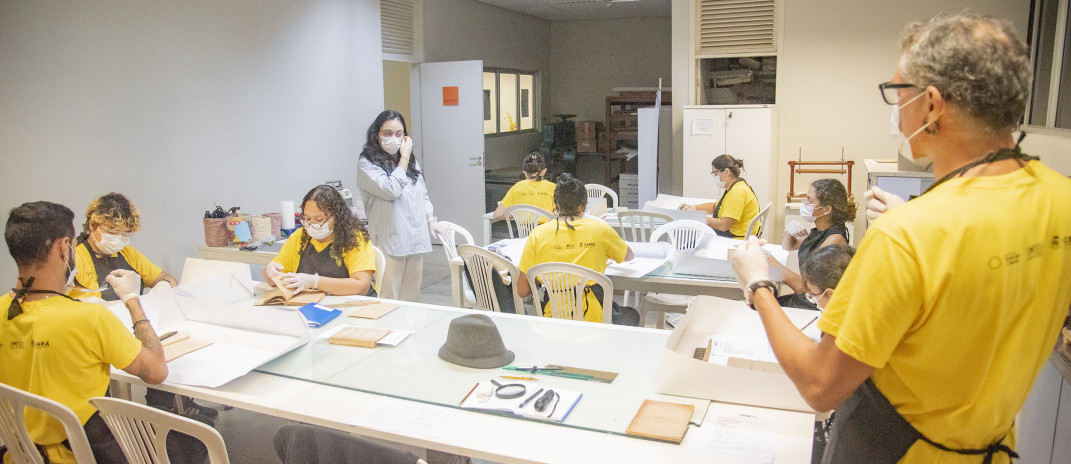 Alunos da Escola de Artes e Ofícios Thomaz Pompeu Sobrinho realizam ações de conservação e restauração em acervo de obras raras da Bece