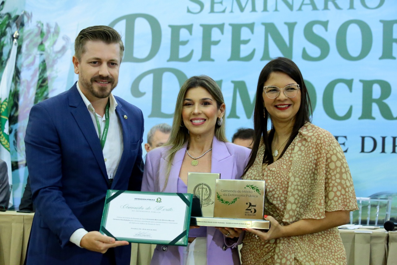 Secretária da Fazenda é homenageada com Comenda do Mérito Defensorial
