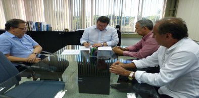Secretário acompanha andamento de obras do VLT