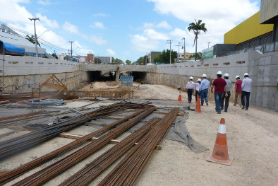 Visita – Secretário acompanha montagem das tuneladoras e obras do VLT