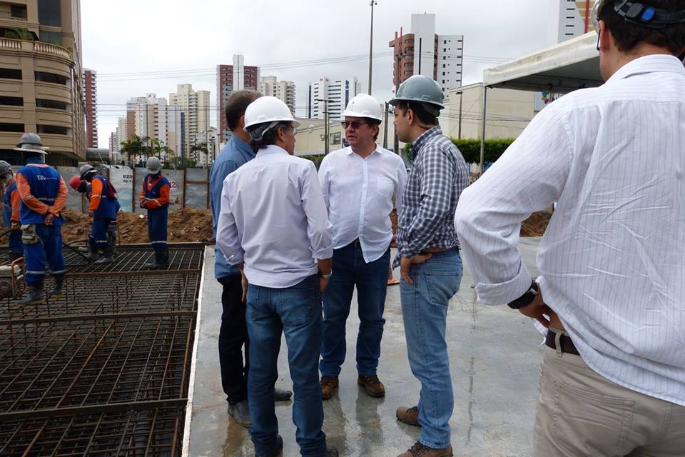 Secretário Lucio Gomes confere andamento de obras na RMF