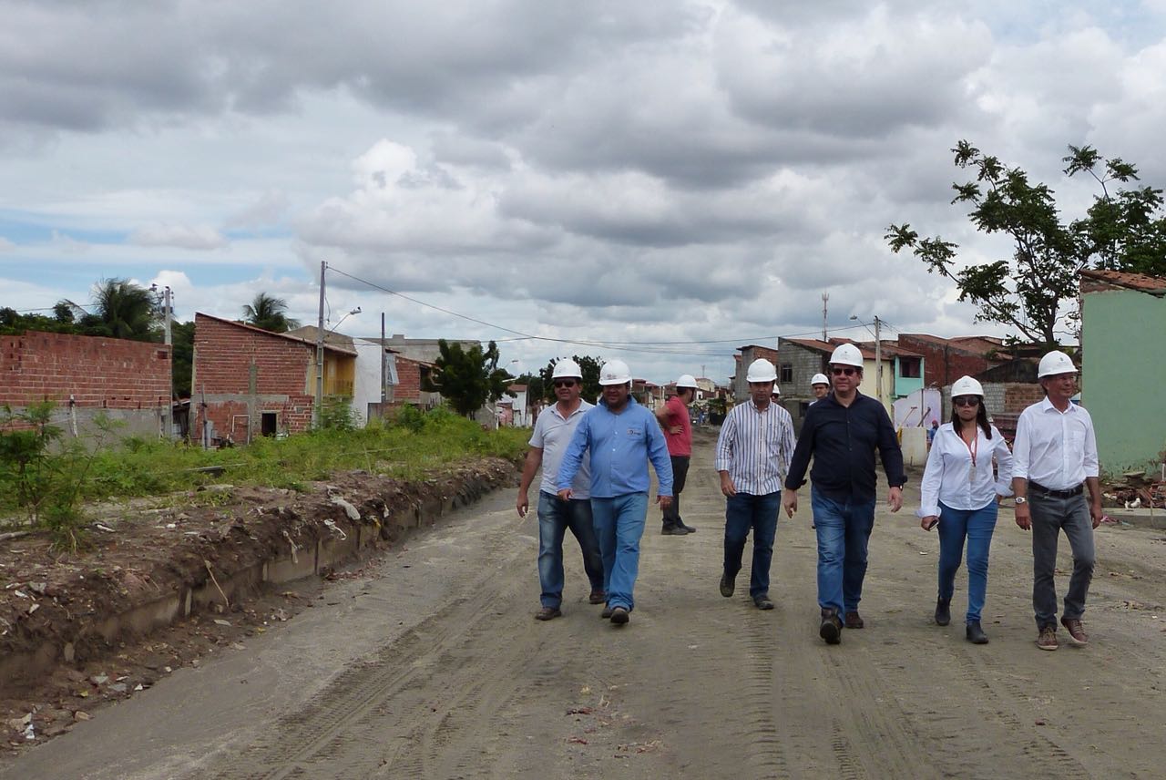 Secretário Lucio Gomes visita obras do VLT