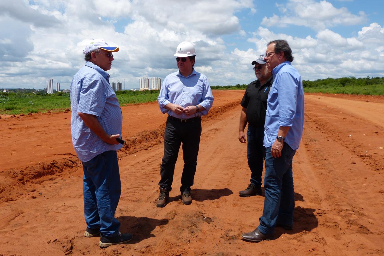 Secretário Lucio Gomes acompanha obras no Cariri