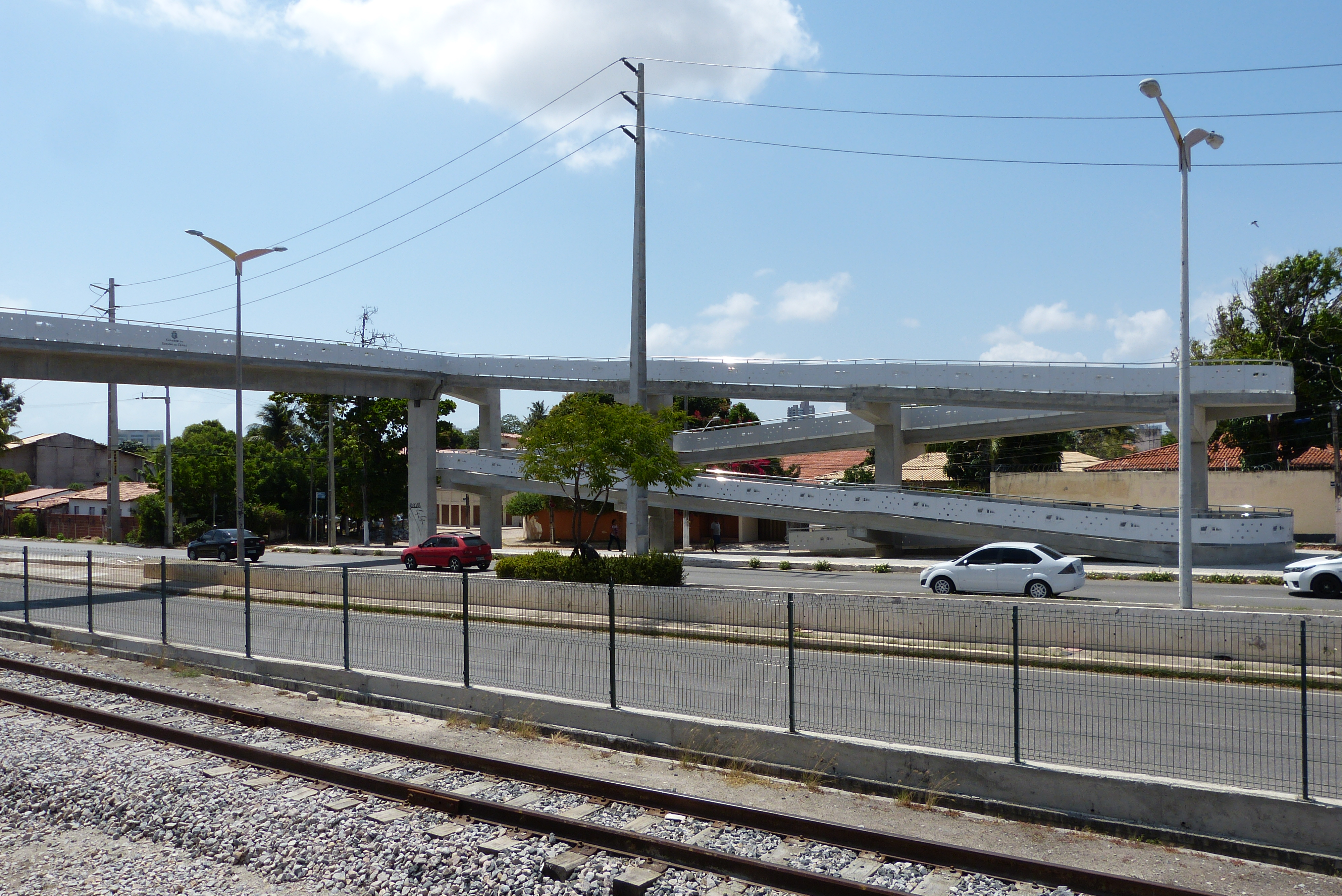 Seinfra inicia construção de mais passarelas sobre a linha do VLT Parangaba-Mucuripe