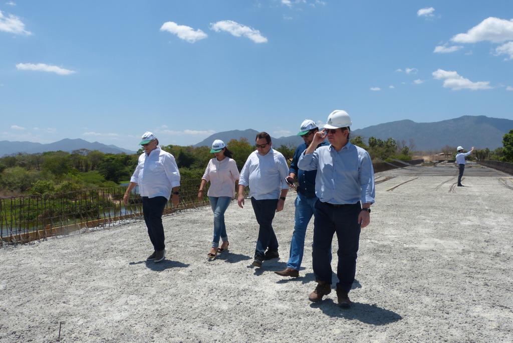 Secretário Lucio Gomes acompanha o andamento de obras em Sobral