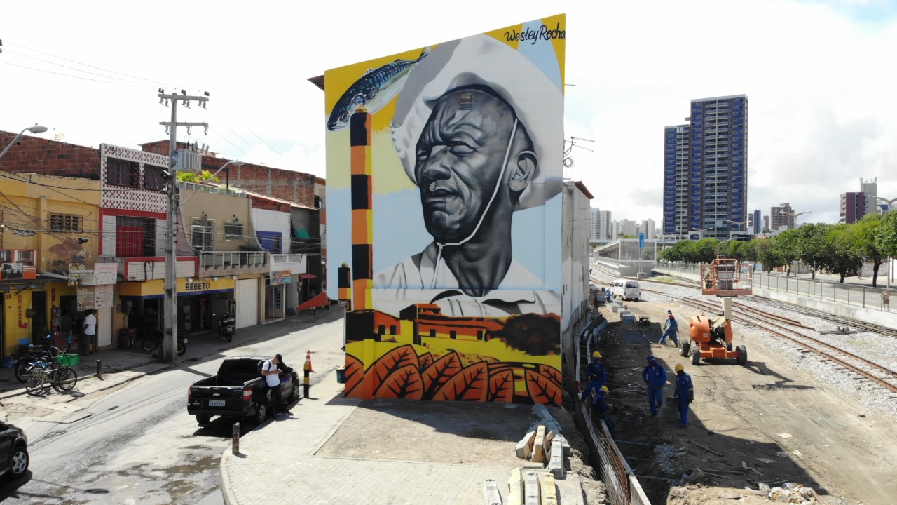 Arte urbana colore entorno das estações do metrô e do VLT