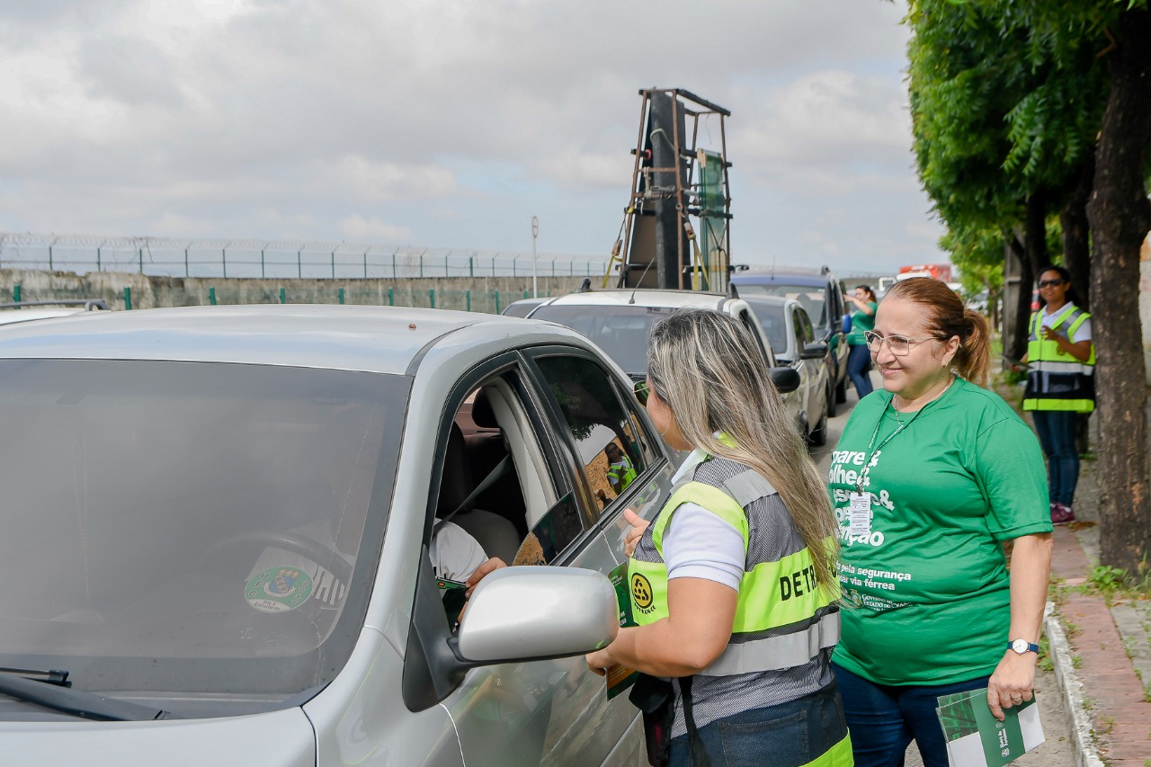 Blitz educativa orienta motoristas a respeitar sinalização ao cruzar a via férrea