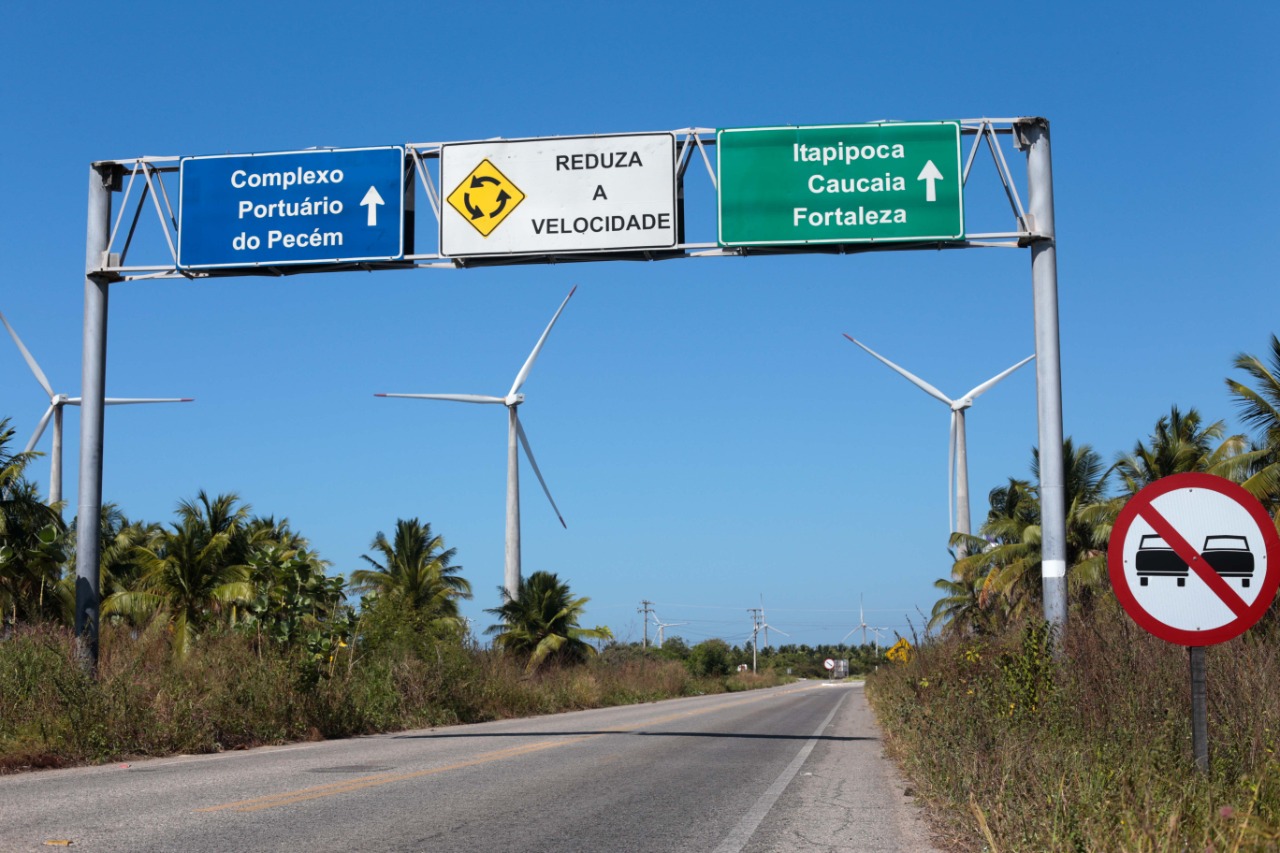 Detran-CE realiza manutenção de sinalizações em diversas rodovias do estado do Ceará