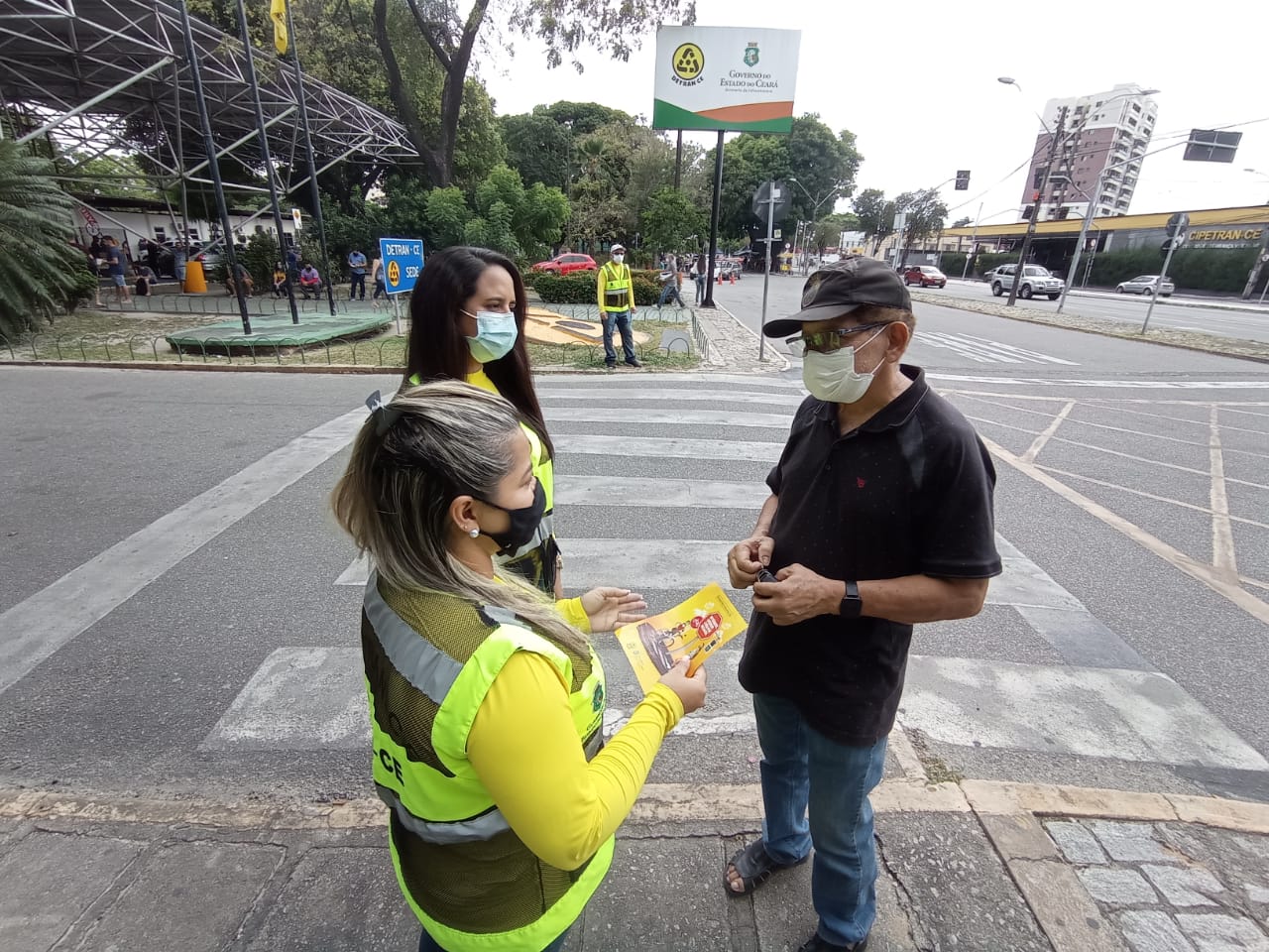 Detran-CE intensifica ações educativas voltadas para ciclistas e uso da faixa de pedestre