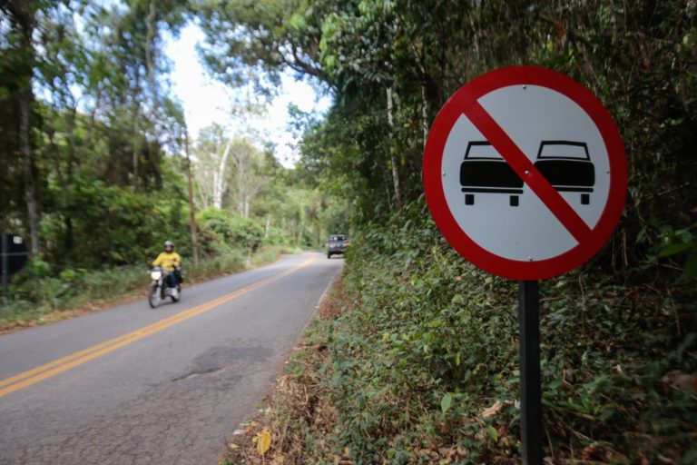 Detran-CE dá continuidade à manutenção de sinalizações em diversas rodovias estaduais