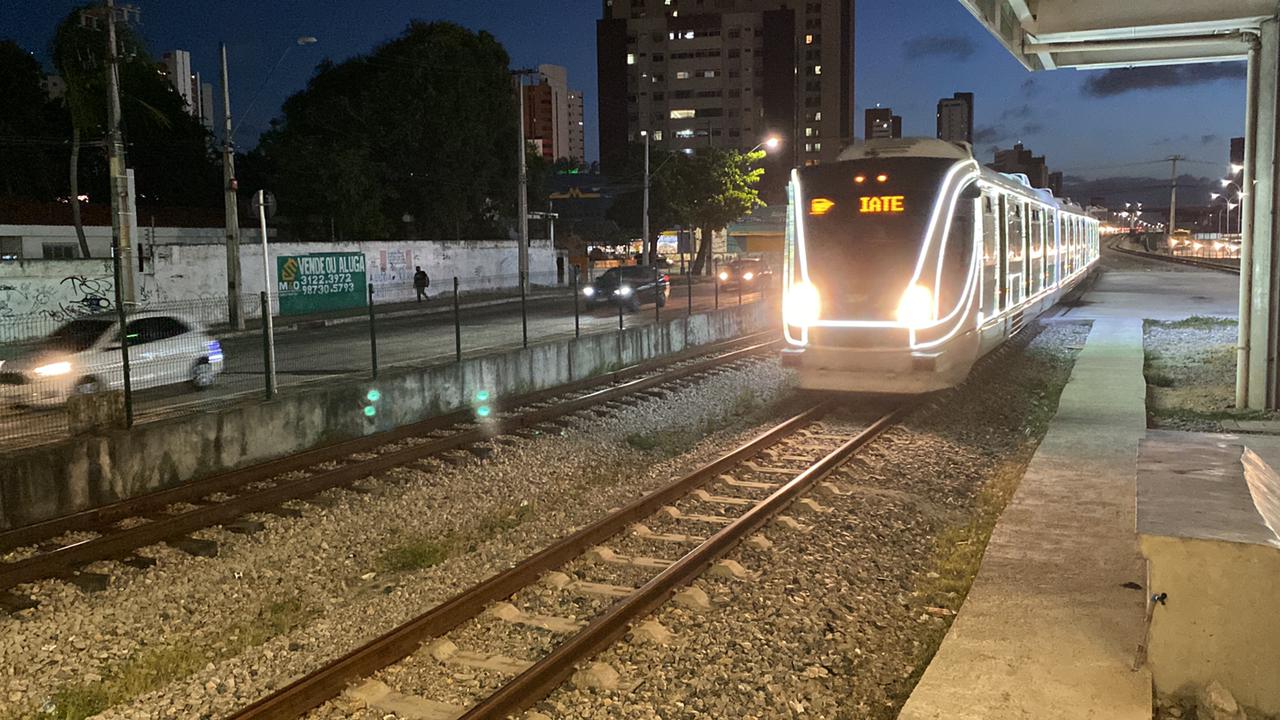 Trens do Metrofor circulam com iluminação especial de Natal