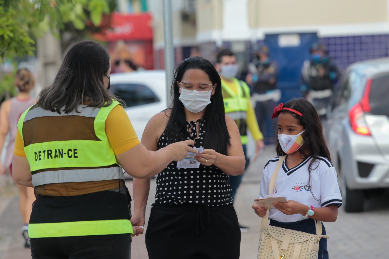 Detran-CE realiza intervenção educativa com foco no embarque e desembarque de estudantes