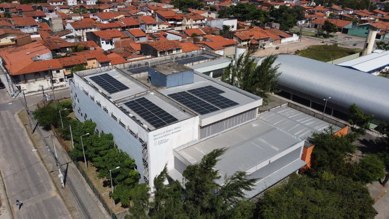 Ceará já conta com 17 escolas estaduais gerando energia solar