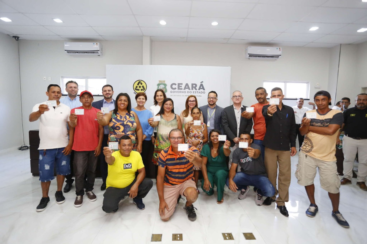 Governadora Izolda Cela entrega carteiras de habilitação a alunos aprovados no projeto-piloto ABCDetran