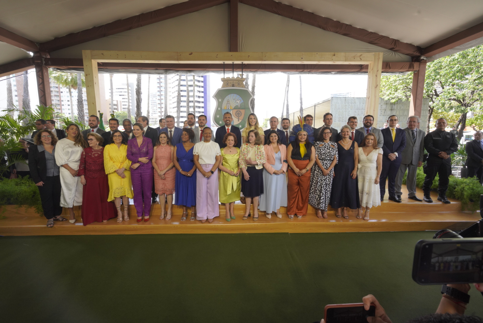 Com paridade nos cargos, governador Elmano de Freitas e vice-governadora Jade Romero empossam novos secretários estaduais