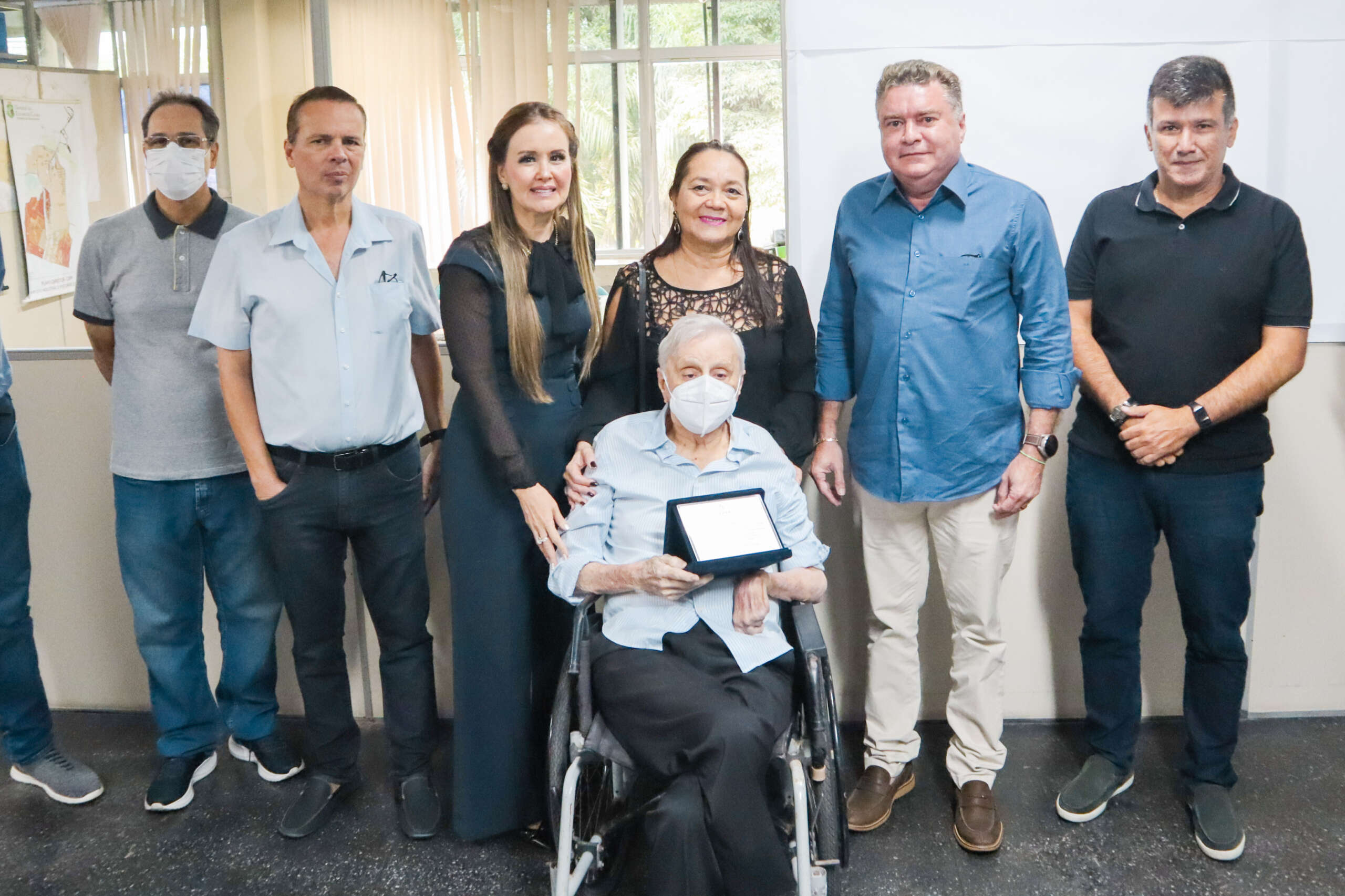 Engenheiro Roberto Ribeiro é homenageado pela Seinfra