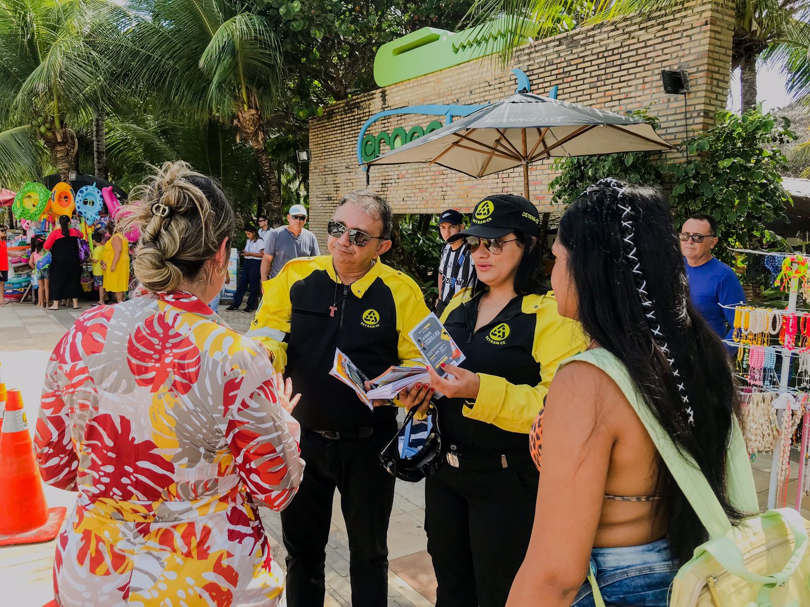 Detran-CE realiza ação educativa alusiva ao Movimento Maio Amarelo na Praia do Futuro