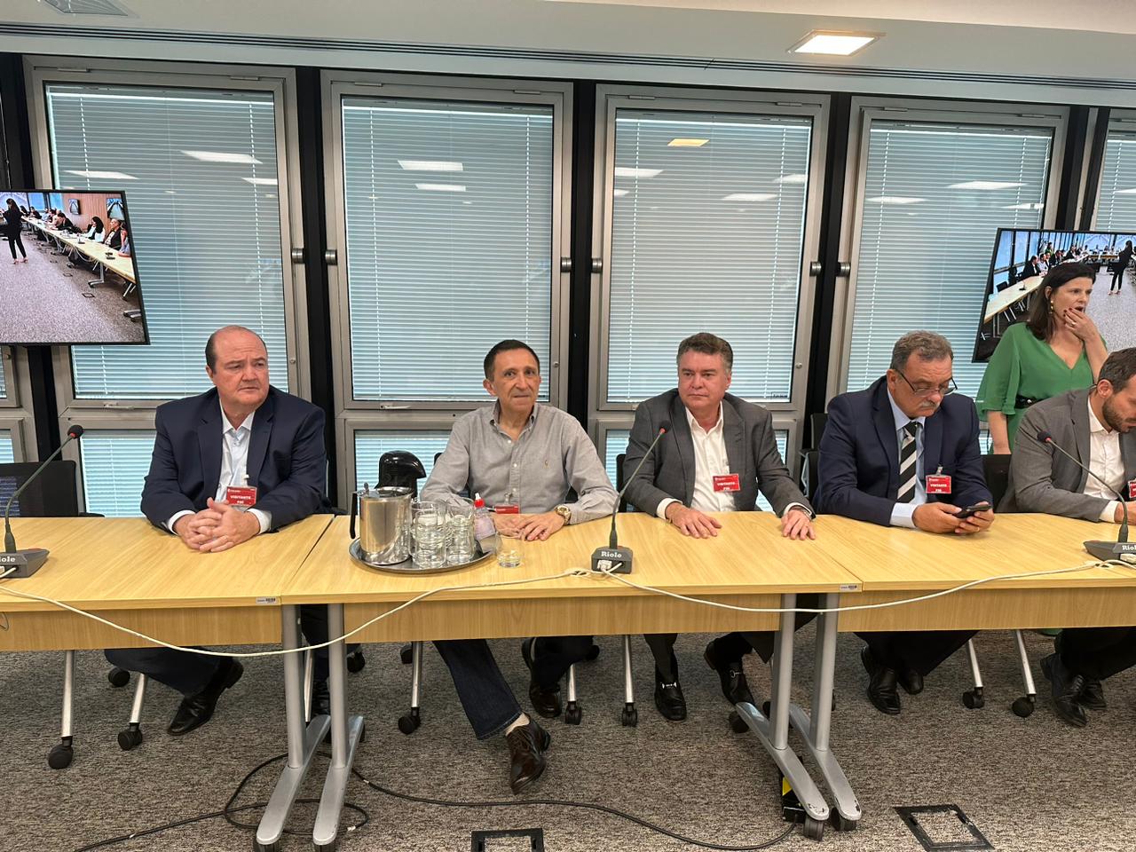 Secretário dialoga com BNDES por aprimoramento e tecnologias para transportes sobre trilhos no Ceará