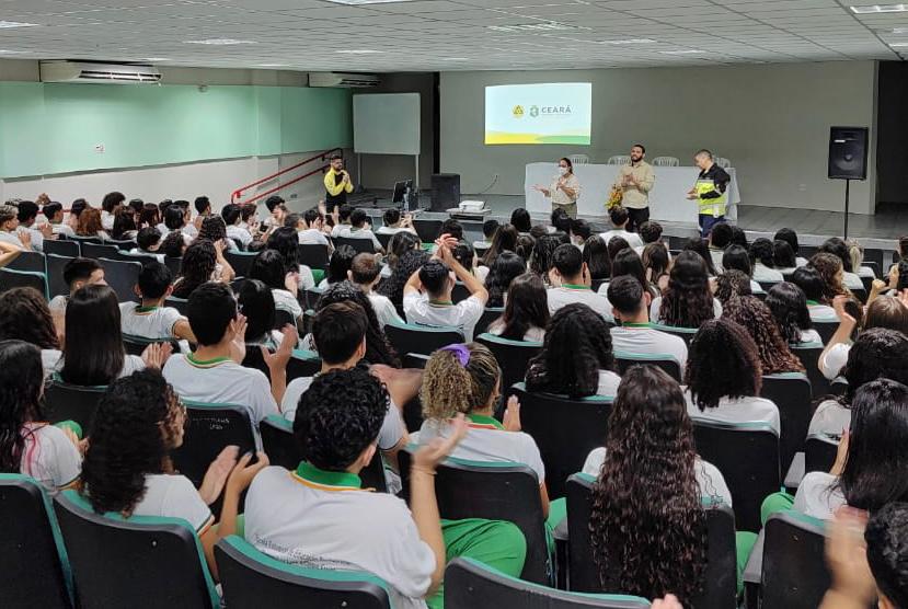 Detran-CE realiza palestra educativa para mais de 100 alunos da rede pública de ensino em Santa Quitéria