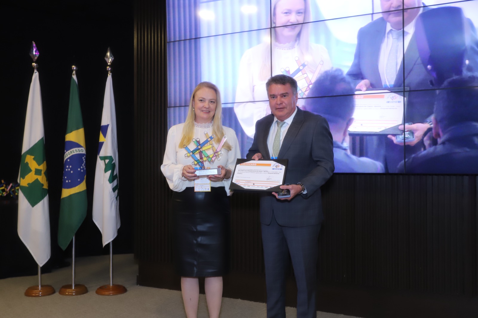 Seinfra recebe prêmio nacional por projeto de energia solar em escolas