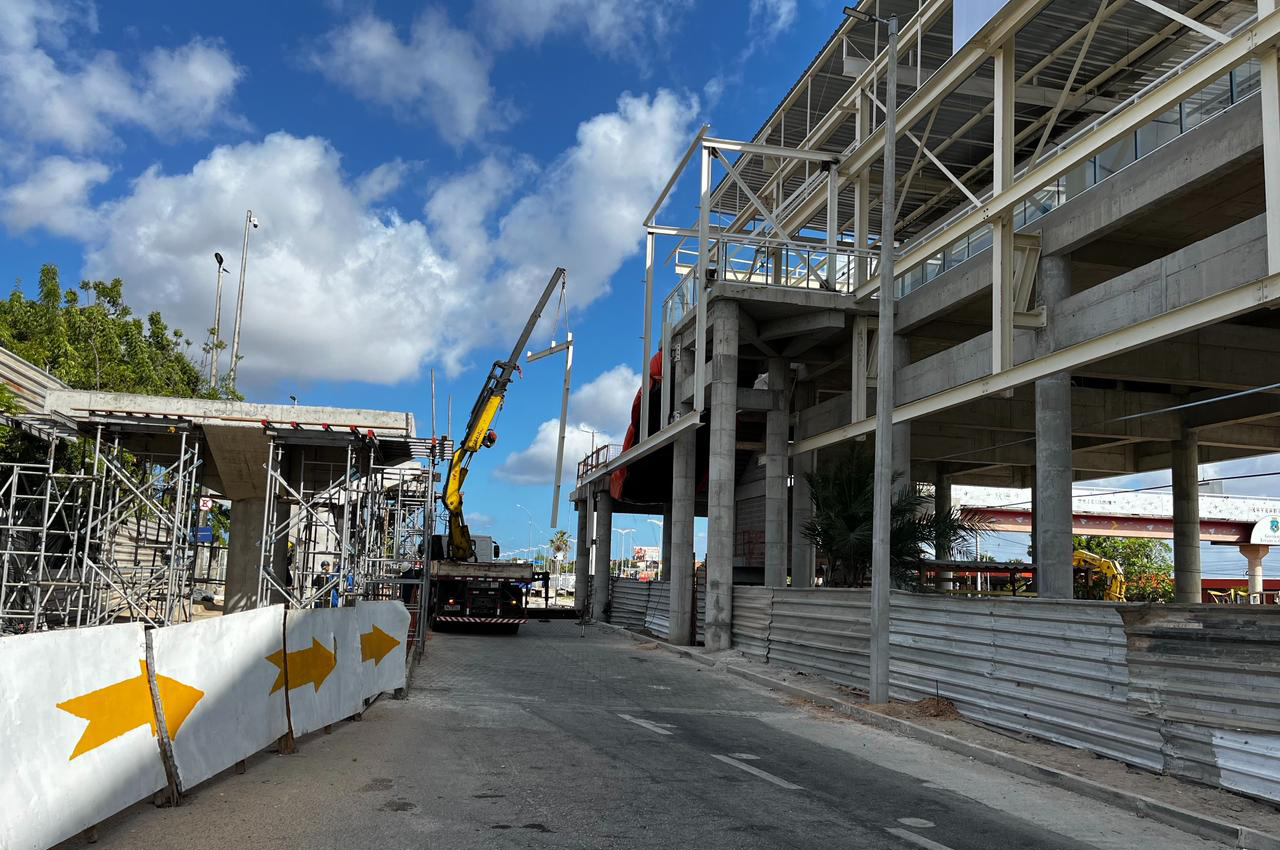 Operação de içamento de passarela muda, provisoriamente, saída do estacionamento do Aeroporto de Fortaleza