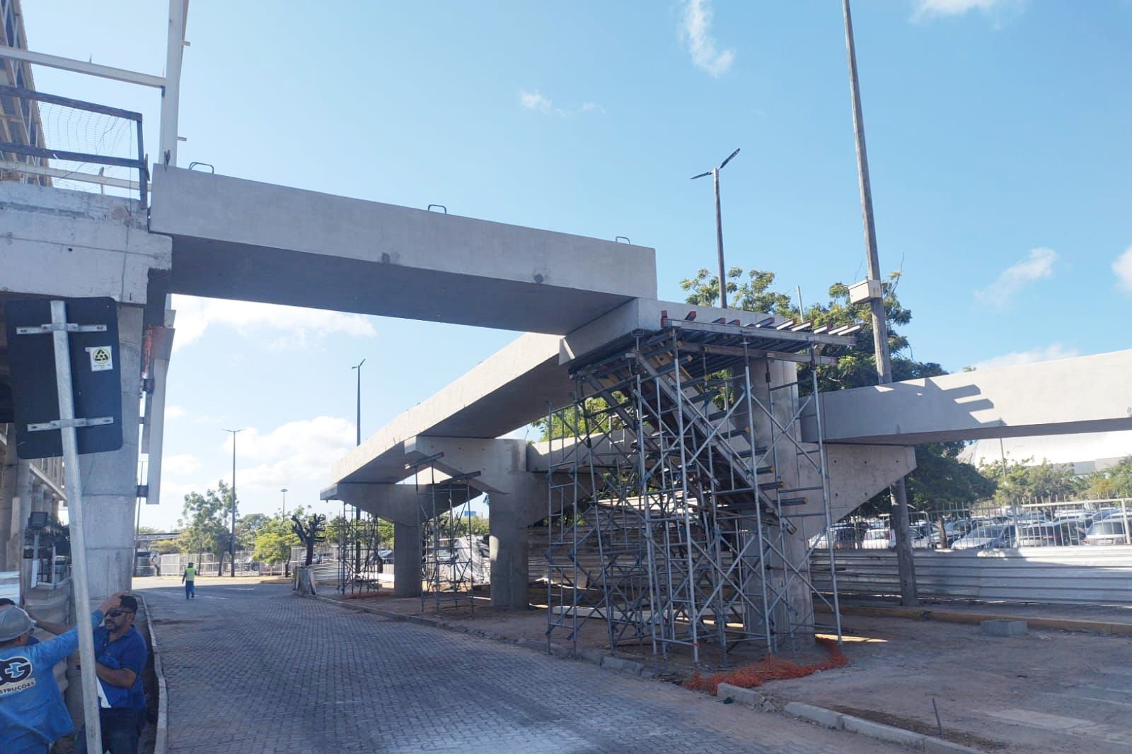 Seinfra conclui operação de içamento de passarela; secretário vistoria obras do Ramal Aeroporto