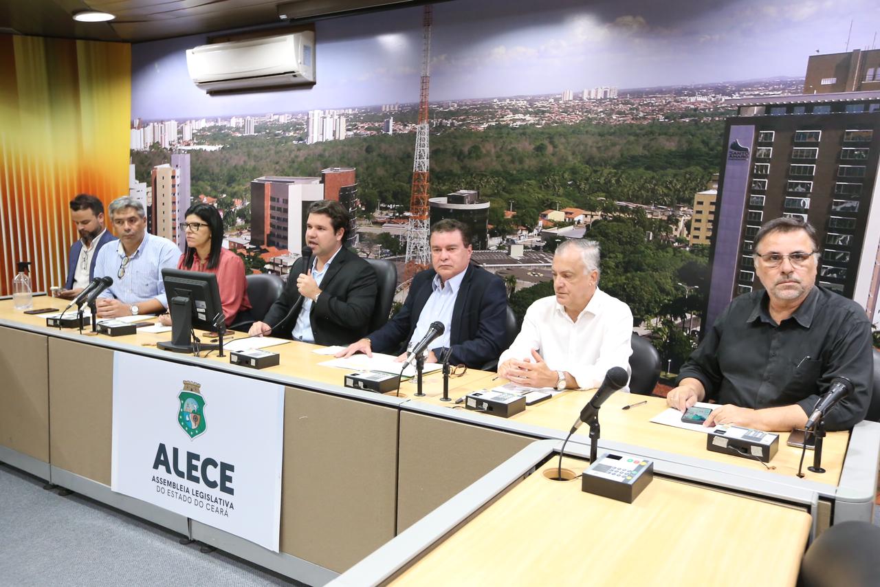 Projeto da Seinfra em escolas cearenses é destaque em reunião da Frente Parlamentar de Energias da ALECE