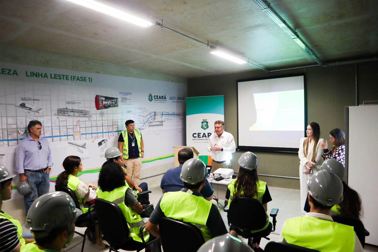 Estudantes de Engenharia da Unifor visitam canteiro de obras da Linha Leste