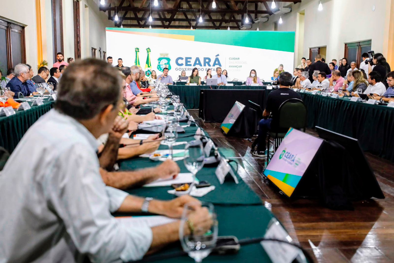 Governador Elmano reúne secretariado para fazer balanço da gestão e apontar prioridades