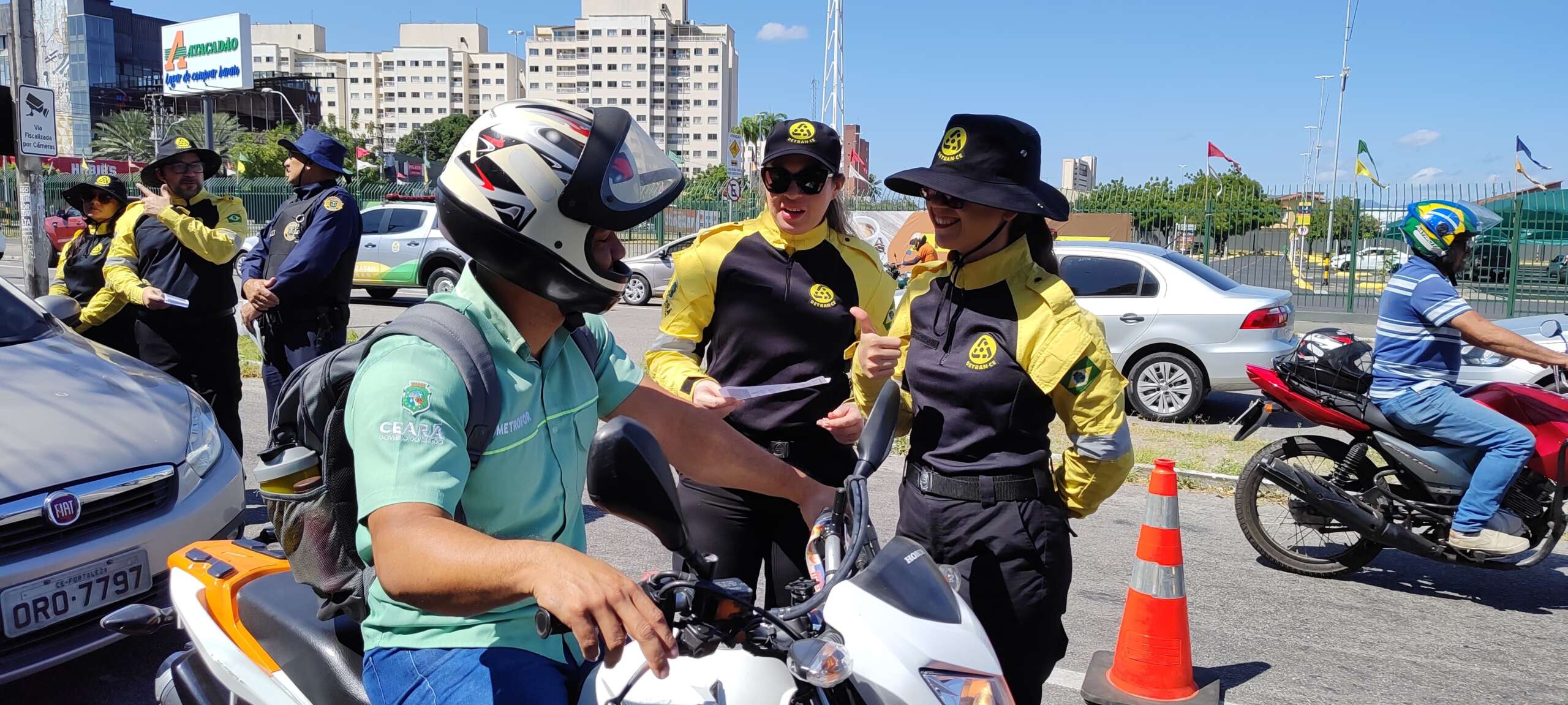 Detran-CE conclui formação de 64 novos agentes de trânsito e transportes com blitz educativa