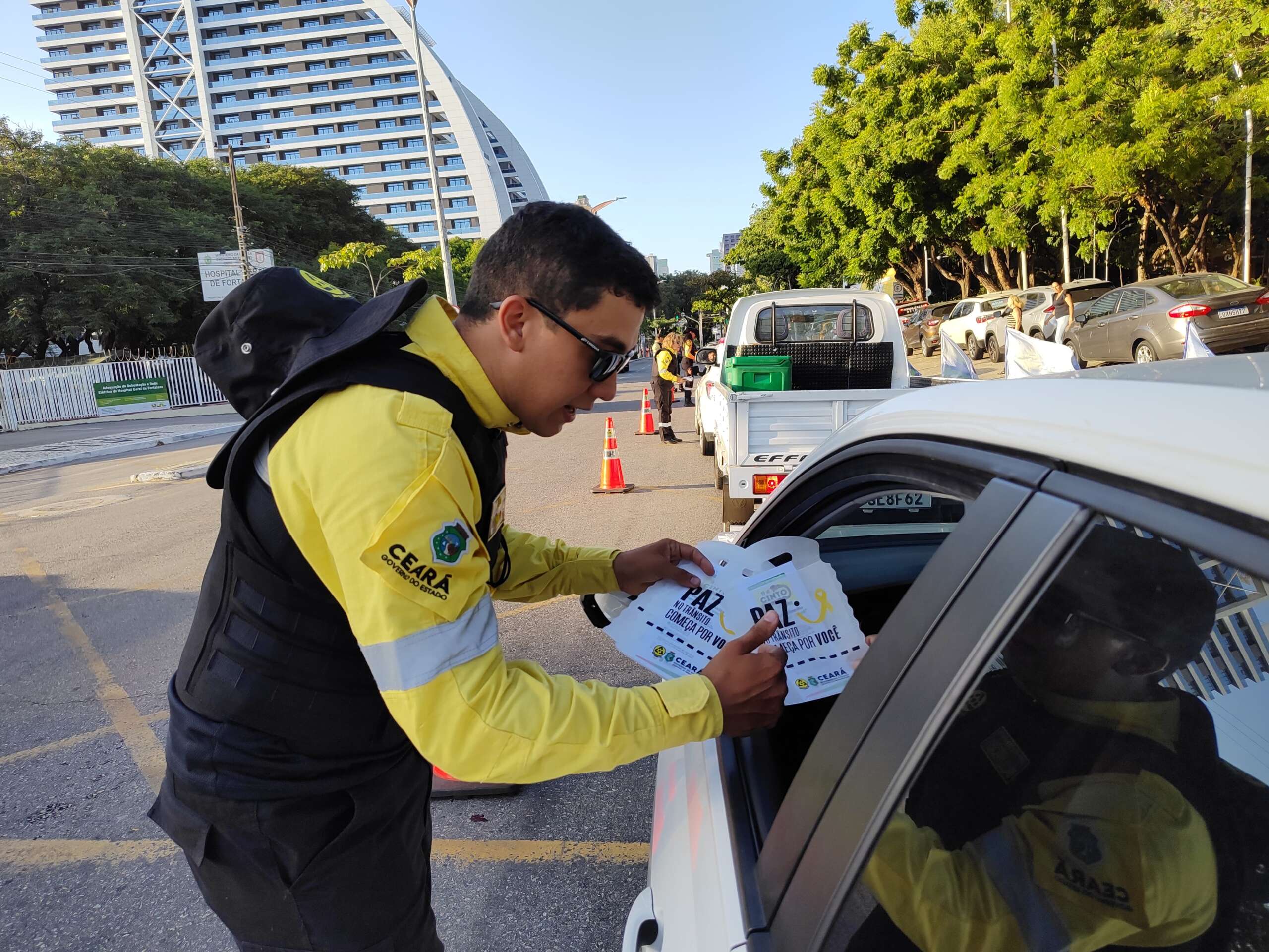 Detran-CE realiza operação “tô de cinto, tô seguro” na avenida Desembargador Moreira, em Fortaleza